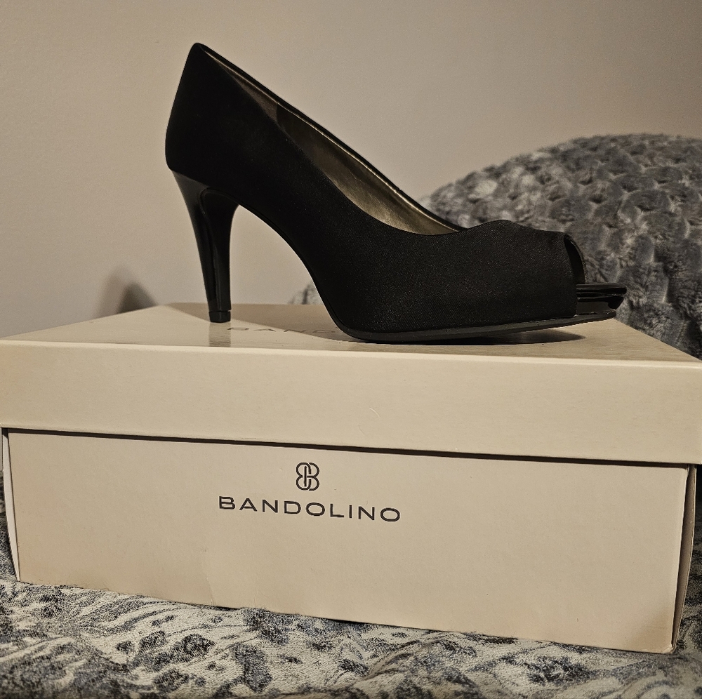NWT Womens Size 7 Peep Toe Pumps
